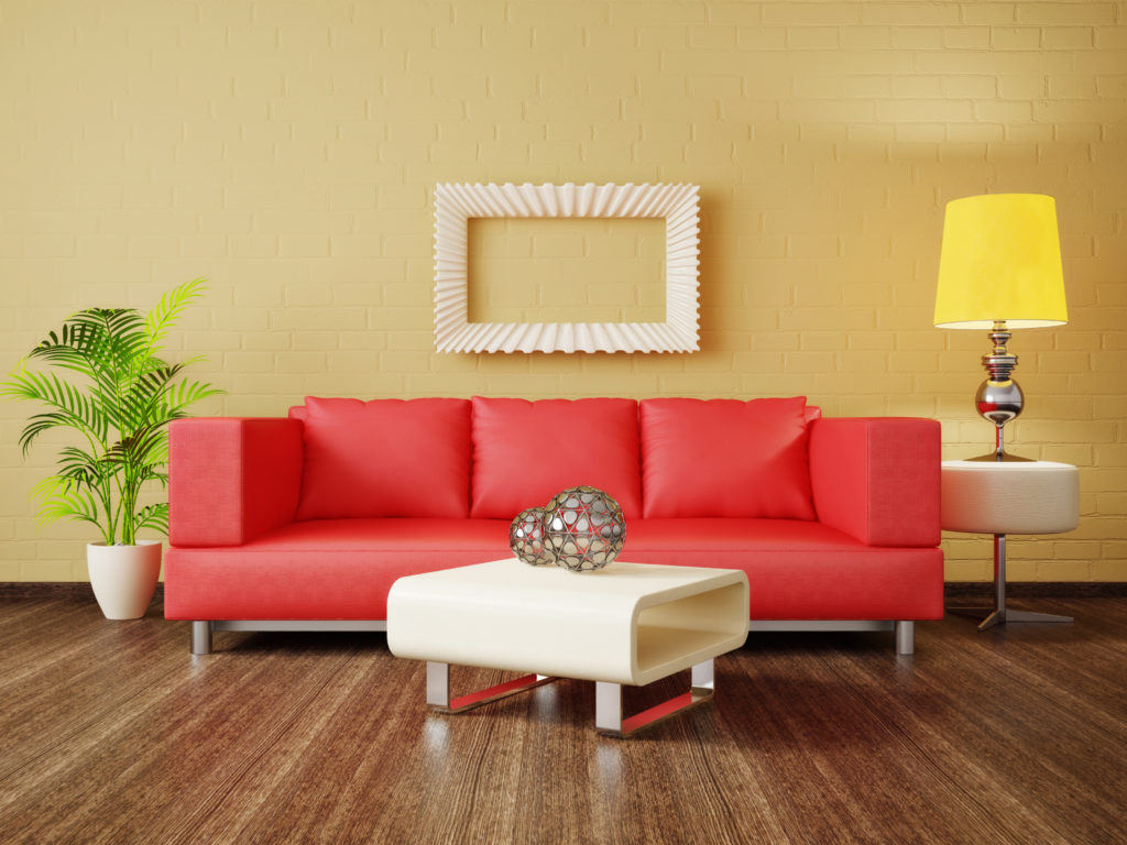 Woonkamer met rode zetel en gele lamp