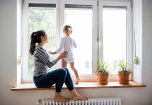 Moeder en kind door het raam aan het kijken met U-waarde: Ug