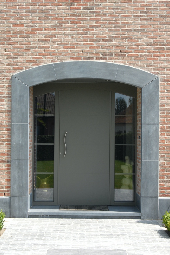Voordeur met moderne zilveren trekker